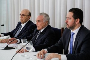 Brasília - O presidente Michel Temer, acompanhado dos ministros Henrique Meirelles, da Fazenda, e Dyogo Oliveira, do Planejamento, recebe jornalistas durante café da manhã no Palácio da Alvorada Marcos Corrêa/PR