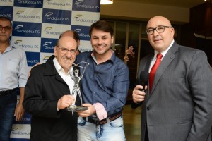 Denerio Neumann recebe o prêmio "Destaque Optico 2016"