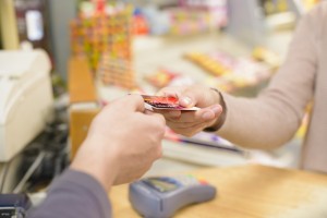 Preços diferenciados para compras no cartão e a vista passa a ser permitida com a medida