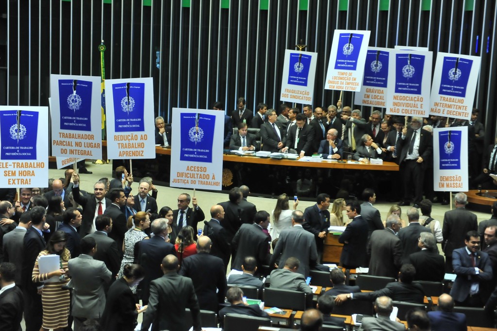 Plenário aprovou reforma trabalhista em meio a cartazes de protesto da oposição. Placar de votação do texto-base foi de 296 a 177